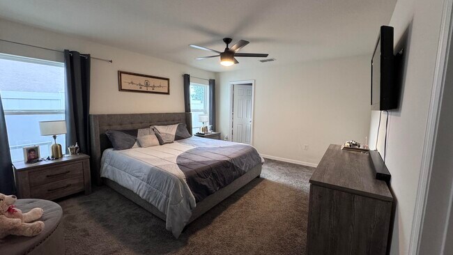 Building Photo - 5635 NW Pine Trail Cir
