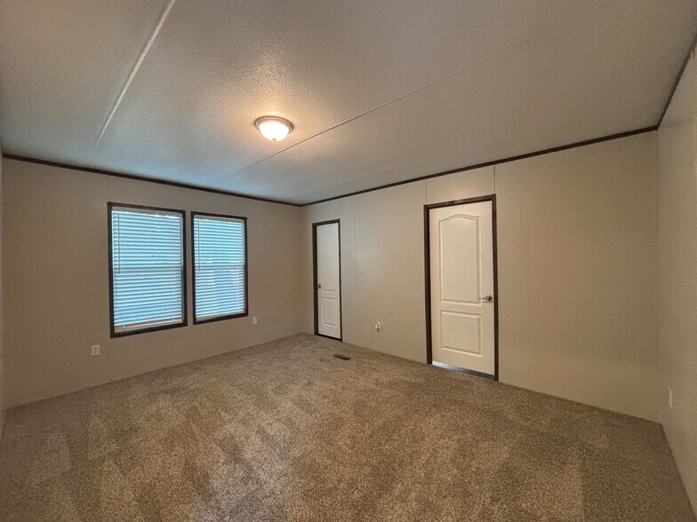 Building Photo - 106 E Semands St