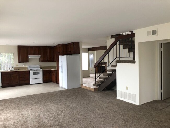 Building Photo - 4 Bed/2.5 Bath  Two Story Home in San Diego