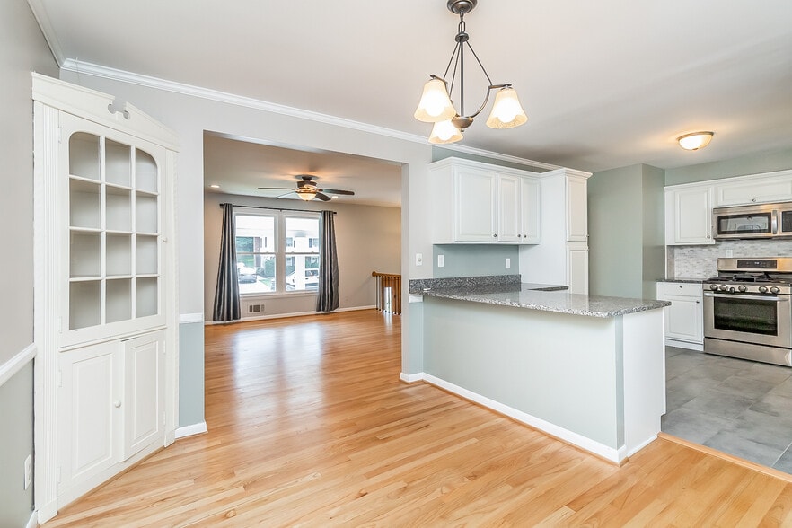 tons of counter space - 8727 Valleyfield Rd