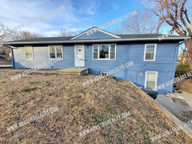 Building Photo - Completely Remodeled and Updated 6 Bedroom/3 Bath House in North KC!!-Available in AUGUST!!