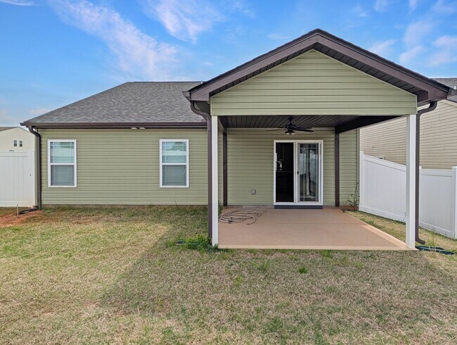 Building Photo - ALMOST NEW HOME IN SPARTANBURG READY FOR A RENTER!