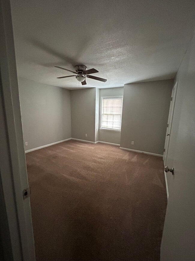 Building Photo - Great townhouse available!!!!!