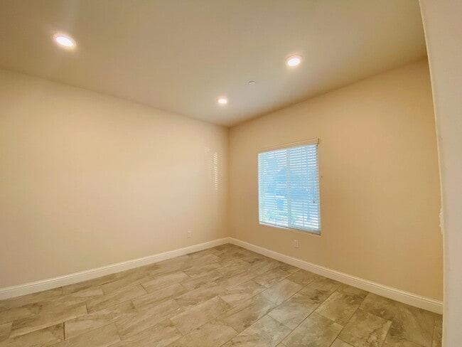 Building Photo - $3,195 Leonard & Shaw, 5 Beds - Alamos Ave...