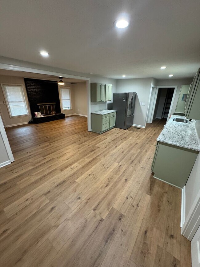 Building Photo - Handsome East Side Home