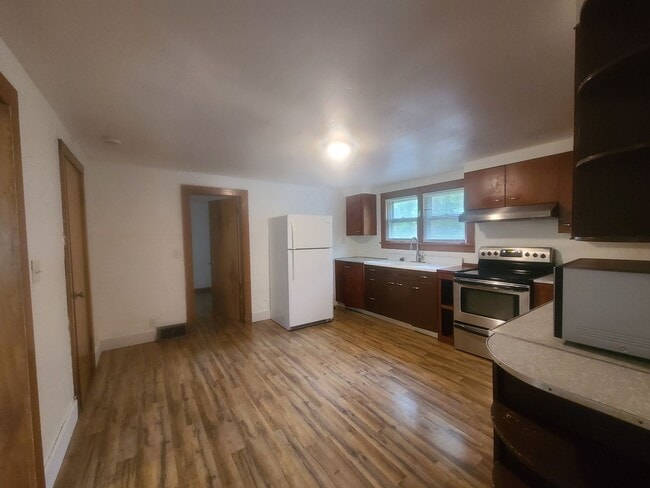 Building Photo - 2 Bedroom 1 Bath House -- outside of town -- Available 08/05/2026