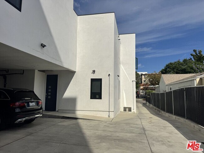 Building Photo - 727 S Gramercy Dr