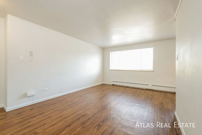 Building Photo - Top Floor 2 Bedroom Apartment Steps from R...