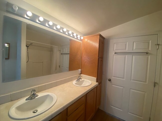 Building Photo - 3 Bedrooms | 2 Bath Home in The Dalles, OR