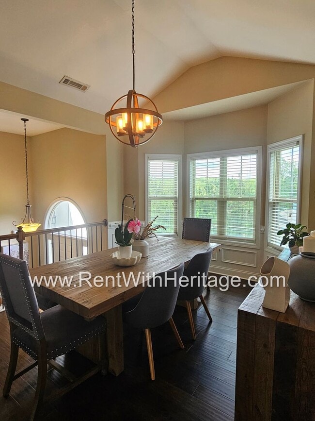 Building Photo - Gorgeous 3 bd / 2 bath / Attention to Deta...