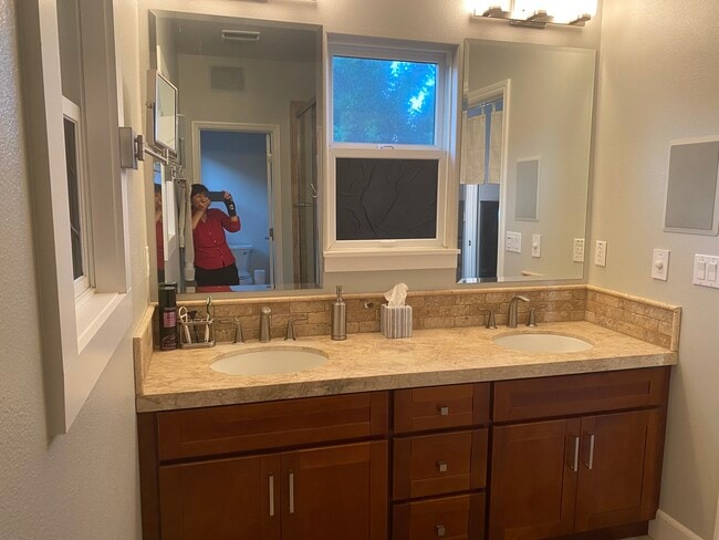 Building Photo - 423 Willow Glen Ct