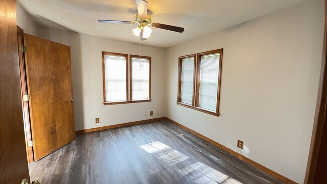 Building Photo - Welcome to this charming 3 bedroom, 1 bath...