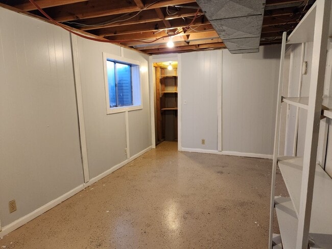Building Photo - Great 5 Bed 3 Bath Rambler Home in Sandy