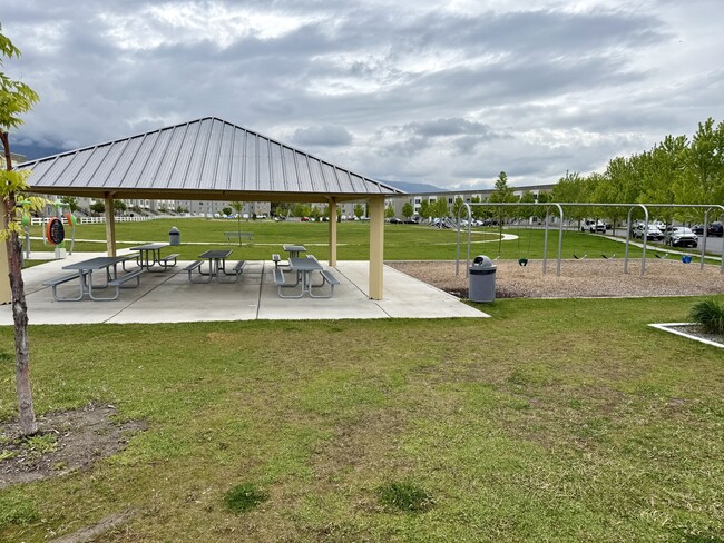 Building Photo - 676 E 550 S