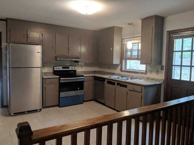 Building Photo - 144 Fern Forest Dr