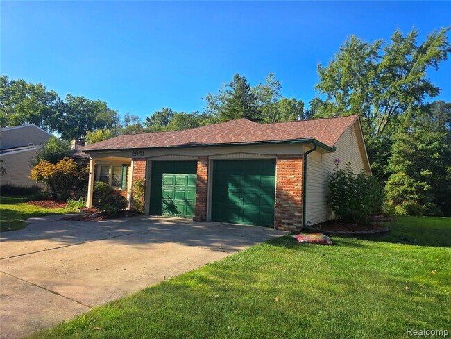 Building Photo - 2951 Hill Dr