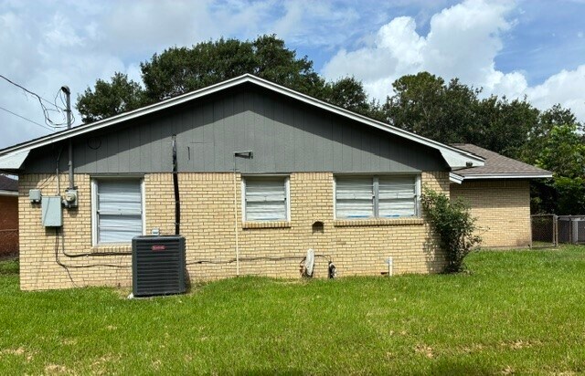 Building Photo - 1805 Thelma Ln