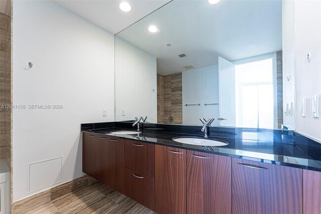 Building Photo - 15901 Collins Ave
