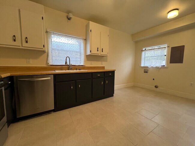 Building Photo - 3 bed and 2 bath house in downtown Johnson...