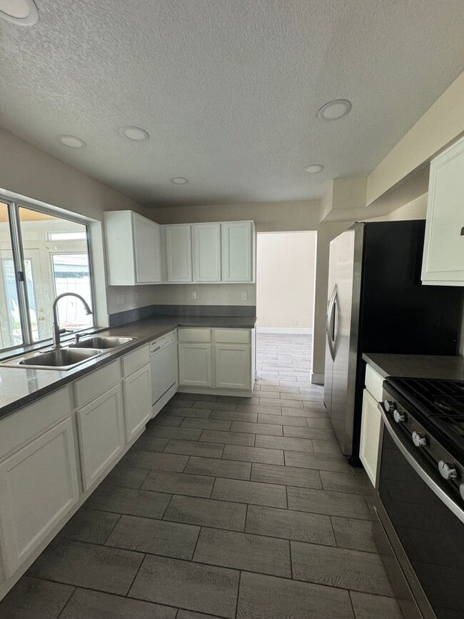 Building Photo - Beautiful 4 bedroom Home in Perris!