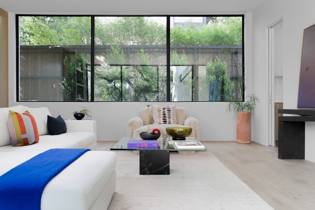 Building Photo - 2106 Matthews Dr