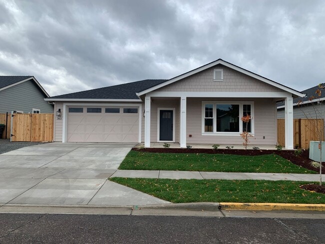 Primary Photo - 3 Bedroom 2 Bath Single Family home with L...