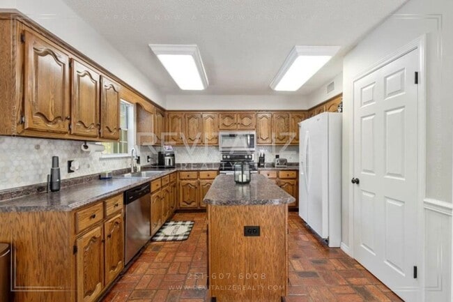 Building Photo - Coming Soon! 3 Bed/2 Bath Home in West Mob...