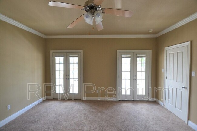 Building Photo - 2117 Cypress Hall Alley