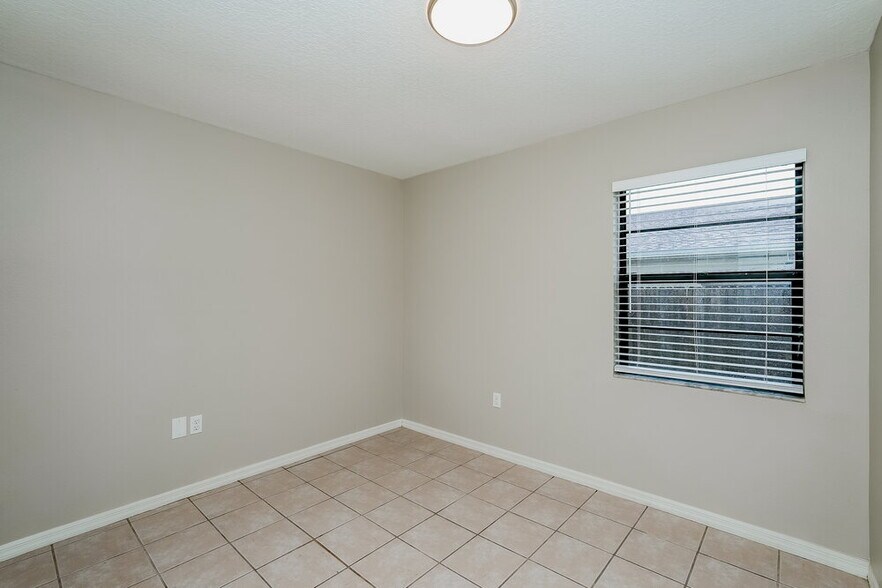 Building Photo - 1402 Thistledown Dr