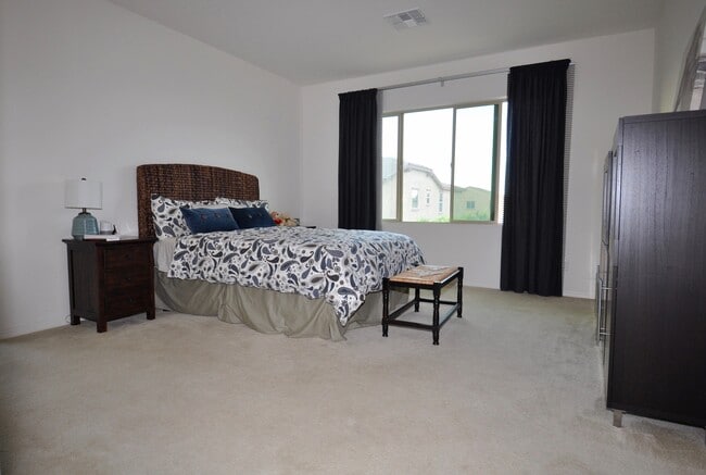 Building Photo - Stunning 5bed/3bath 2771 sq/ft Gilbert Home!