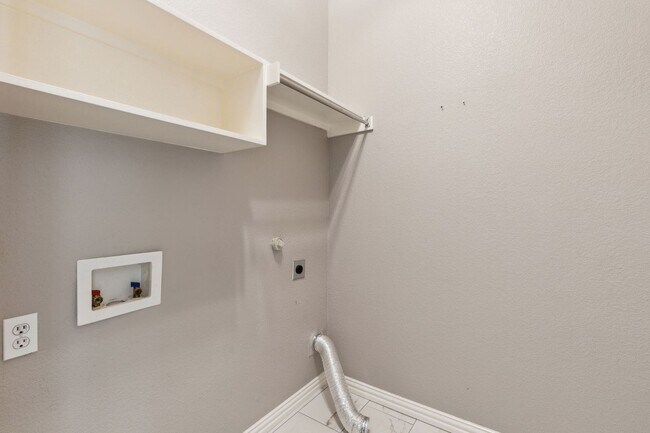 Building Photo - Elegant Living in Fountain Ridge – A Seren...