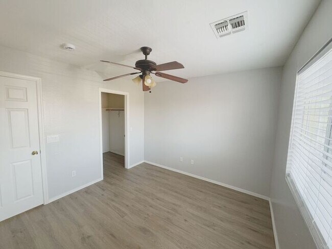 Building Photo - Large 4Bedrooms- 3Bath Home!!!