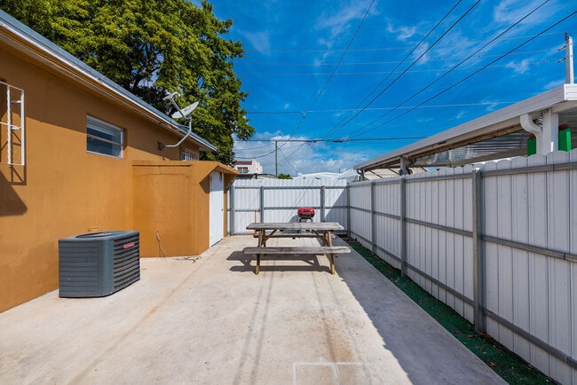 Building Photo - 323 NW 21st Ave