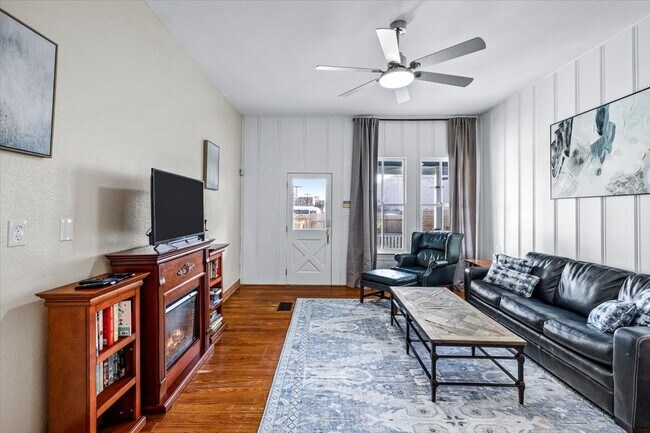 Building Photo - 2207 Bernardo De Galvez Ave