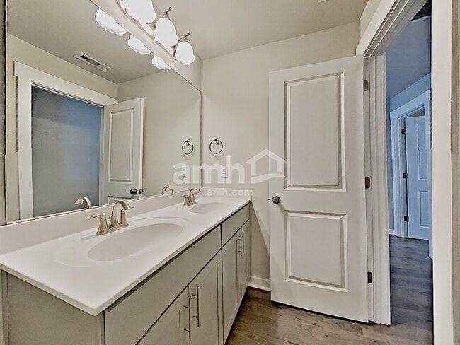 Building Photo - 518 Camp dr