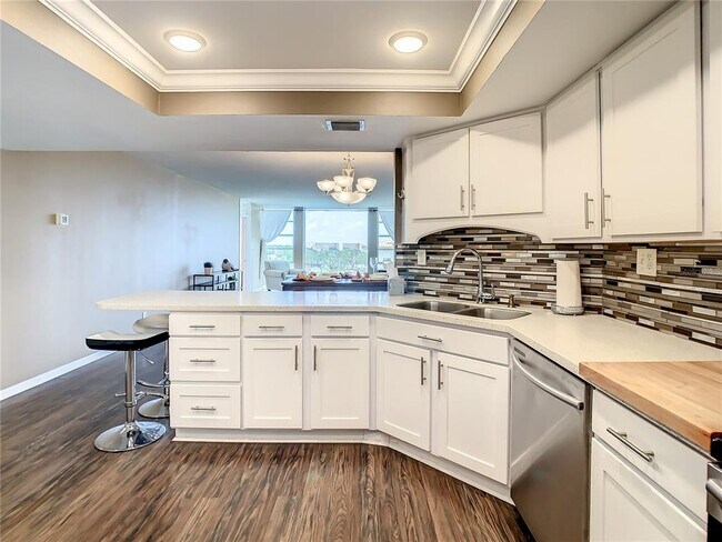 Building Photo - 7400 Sun Island Dr S