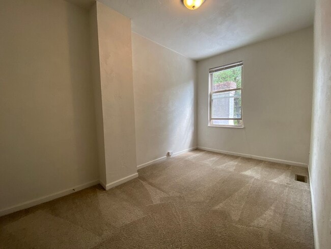 Building Photo - 2BR Townhouse with Fully Equipped Kitchen & W/D Included! Great Location! Call Now!