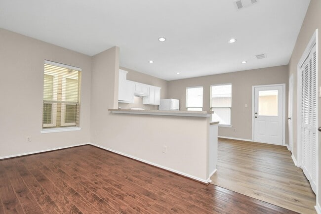 Building Photo - 8045 Ellinger Ln