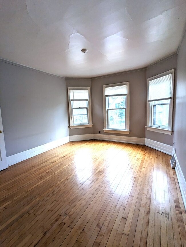 Building Photo - KK - 3205/07 N Bartlett