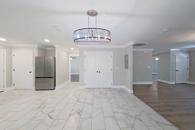 Building Photo - 211 Lucy St