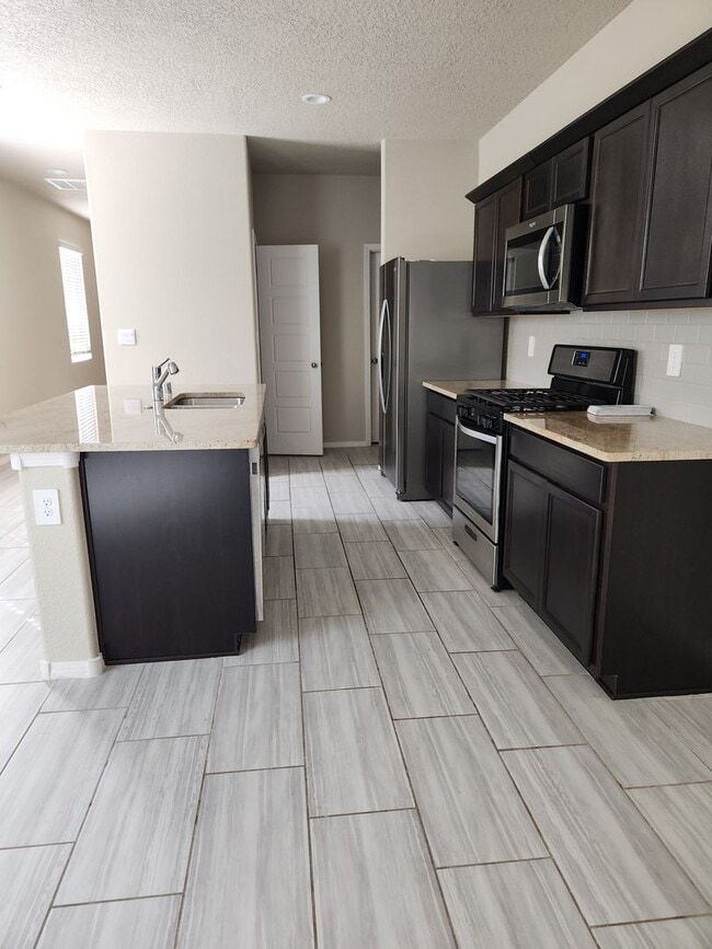 Building Photo - Beautiful 3br 2ba in the South Valley!