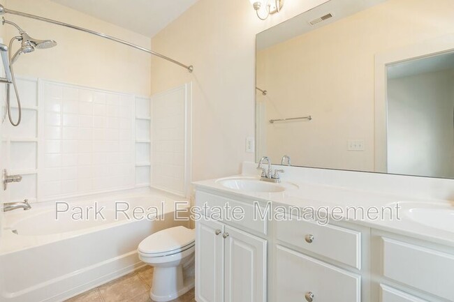 Building Photo - 44 Danbury Ct