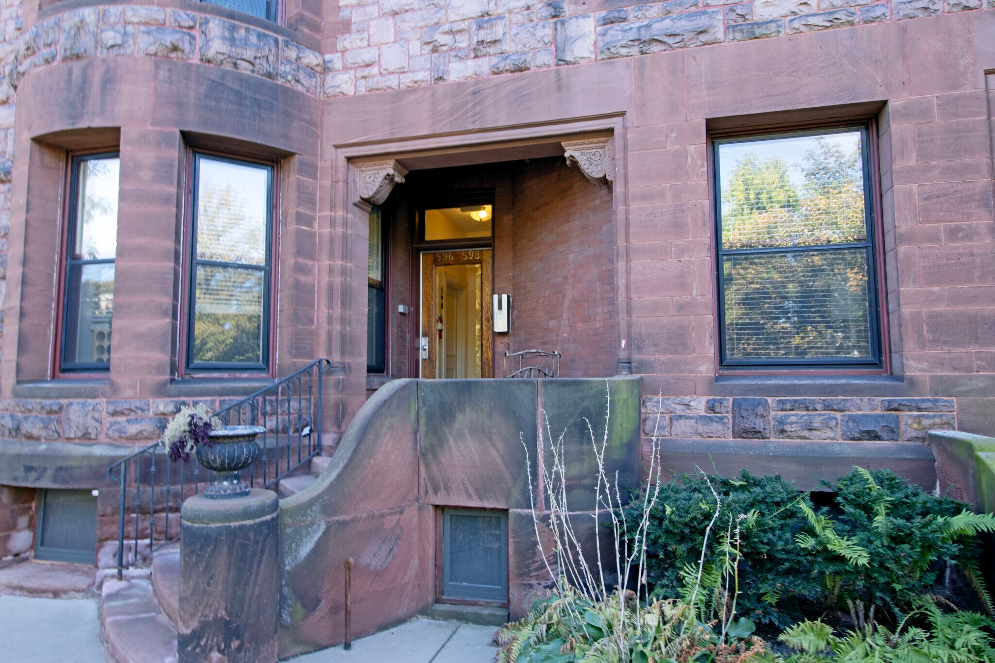 Building Photo - 598 Summit Ave