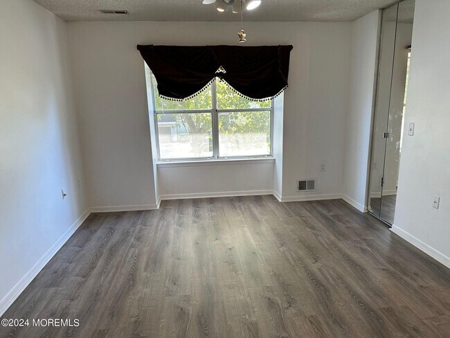 Building Photo - 204 Forsythia Ln