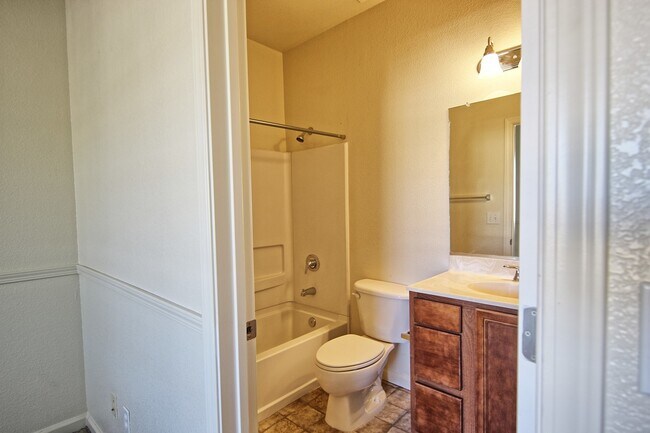 Building Photo - Updated Condo in North Reno