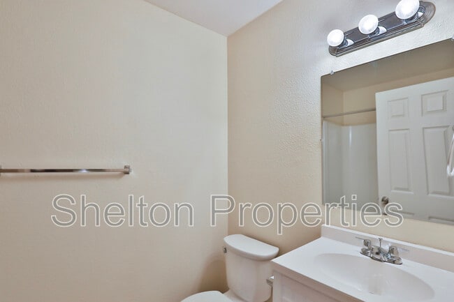 Building Photo - 860 E Brown Rd