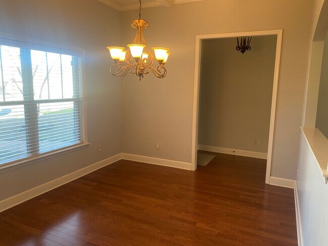 Building Photo - 3 bed / 2 bath Forest Glen