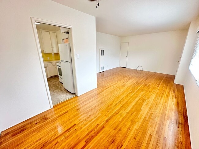 Building Photo - Sun-Filled Belmont Shore Apartment