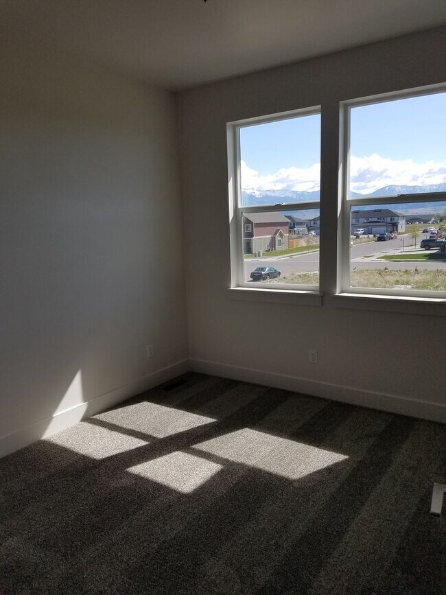 Building Photo - 3 Bed 2.5 Bath in Belgrade with attached d...