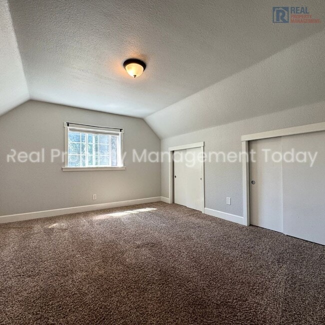 Building Photo - Charming 5 Bedroom + Huge yard!